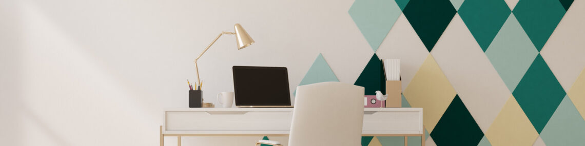 Weißes und grünes Rautenmuster an der Wand in einem Büro mit einem Holzboden, einem quadratischen Poster, einem Laptop und einem weißen Stuhl neben einem Computertisch.