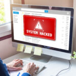 Warnung auf dem Computerbildschirm nach einem Cyberangriff auf das Netzwerk, als Symbol für gehacktes System, Cybersicherheitslücke im Internet, Virus, Datenverletzung, oder böswillige Verbindung.